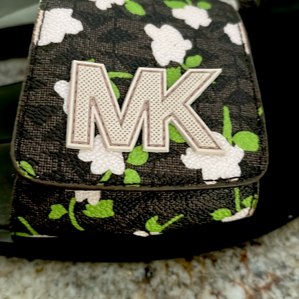 Michael Kors slides! - Picture 2 of 7